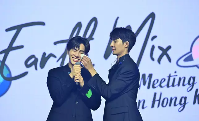 兩人十分重視雙方的友誼，當Mix說出對Earth的感言時更感觸落淚。