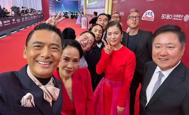 《別叫我”賭神”》一眾主創列陣於第25屆上海國際電影節，在紅地氈上「自拍天王」發哥再掌鏡。