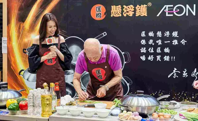 鼎爺示範兩道家常小菜。