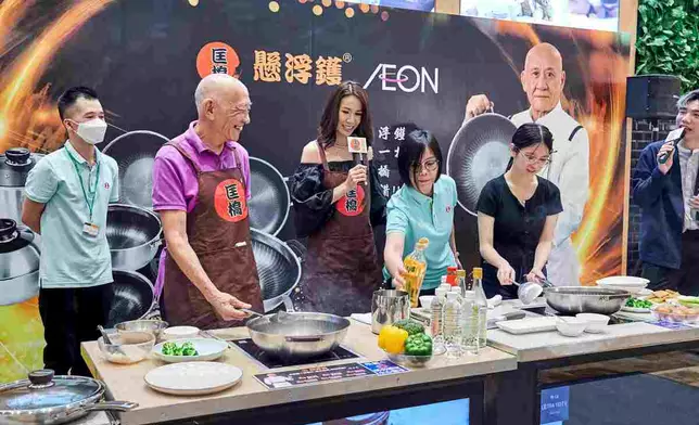 鼎爺邀請現場小妹妹觀眾試煎荷包旦