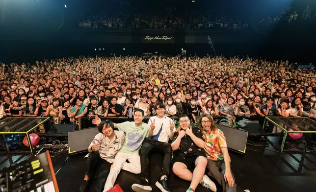 宇宙人在《2023 夏季巡迴演唱會》台北首場帶來精彩演出。