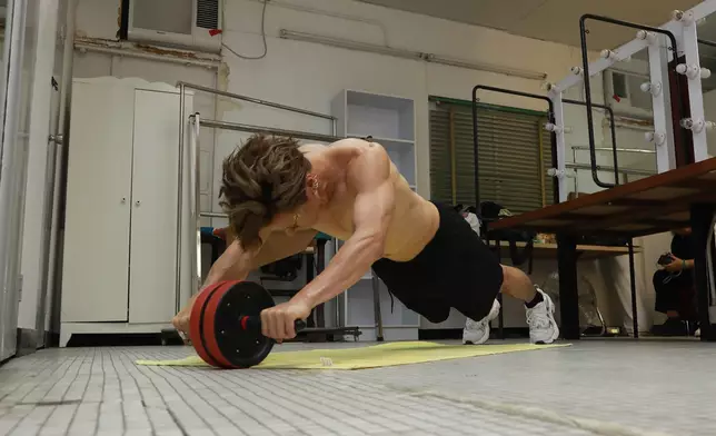 安仔為了這個MV，在開拍前用上三、四個月時間做gym操六嚿腹肌赤膊上陣。