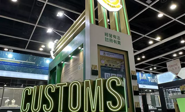 海關首次提供現場櫃枱服務，為非香港交易商提供便利，讓他們在參加展覽期間提交現金交易報告。（政府新聞處）