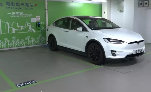 環境及生態局指出電動車首次登記稅的寬減安排，用意是減低擁有電動車的成本，使電動車更具吸引力。（港台圖片）