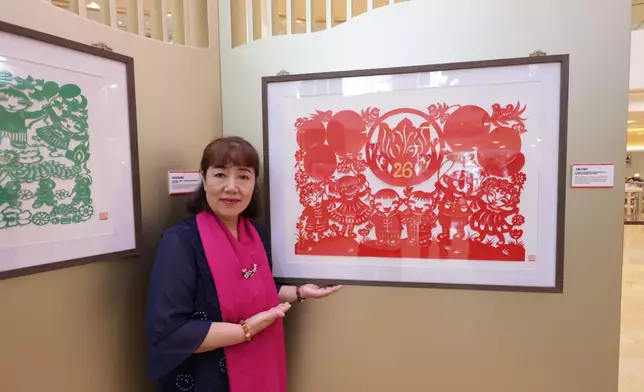 剪紙藝術家李云俠老師為今次展覽創作的一幅主題剪紙作品《慶回歸》。