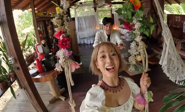 樹屋內有鞦韆，Nicole玩得好開心。