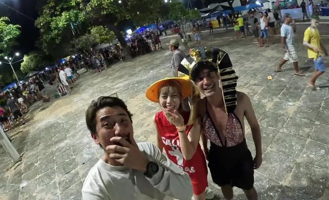 Tony、Nicole同JB參加當地嘉年華會。