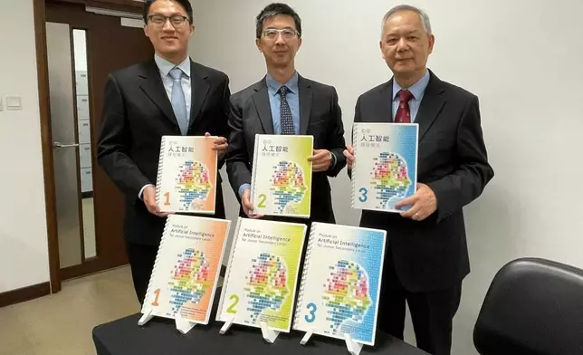 連庭傑（中）提到單元內有很多課時會涉及人工智能的倫理及風險等。