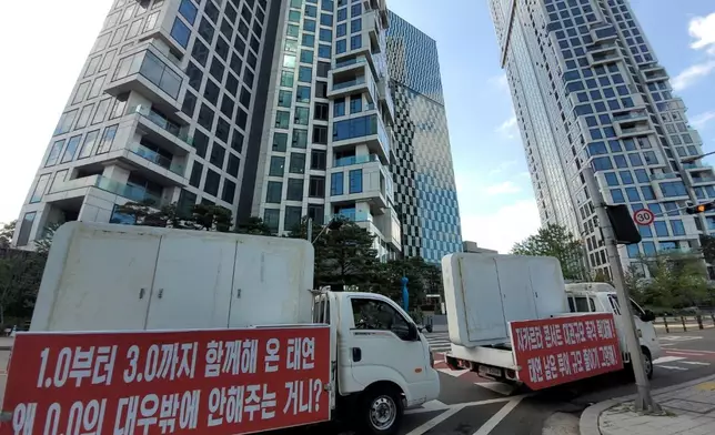 太妍粉絲租借卡車到SM娛樂門口抗議（網上圖片）