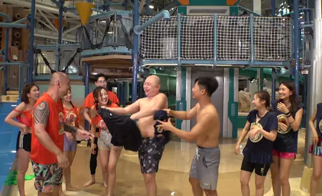 Bob話要交換波衫，慘遭所有人無視。