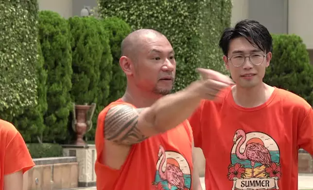 金剛用普通話玩黑白配如有神助。