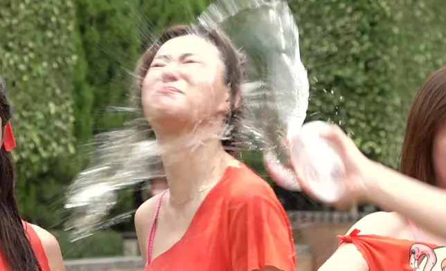 朱智賢被潑到隱形眼鏡都歪埋。