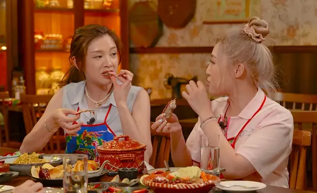 焗乳豬食到Mayanne舔舔脷。