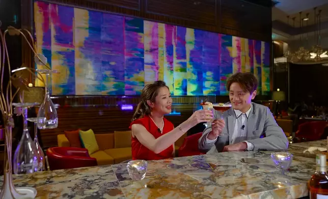 Mayanne同Edmond摸摸酒杯底。