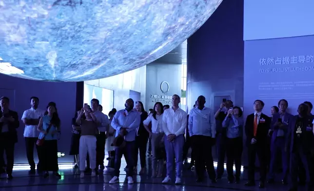 公署參訪團考察隆基綠能科技公司。巴士的報記者攝