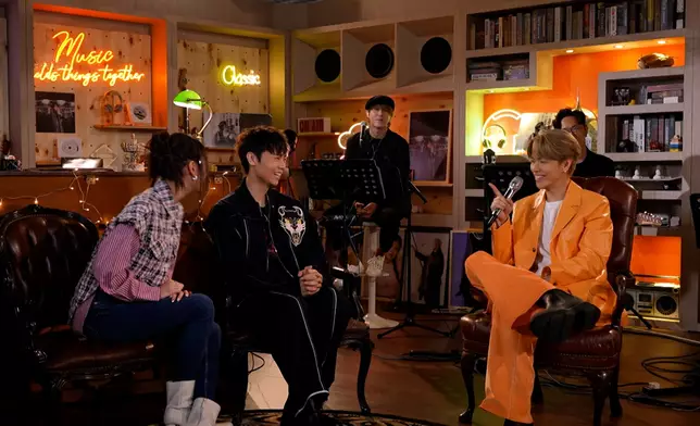 張敬軒同兩位主持互動得好開心。