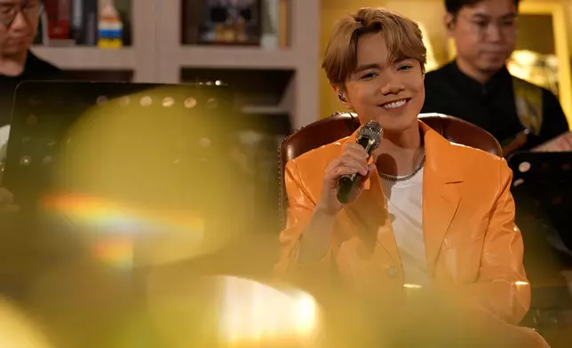 軒仔大談翻唱《夜機》及《不捨》原因。