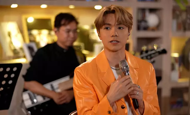 軒仔大談小時候未變聲前、在媽媽於廣州經營的卡拉ok的唱歌歲月。