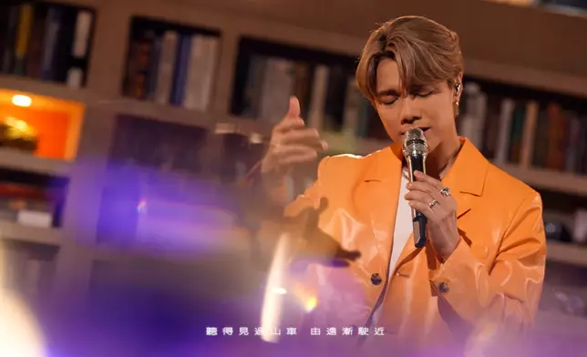 軒仔在節目中除了開心share音樂路上的點滴，更一口氣獻唱了六首歌曲，萬勿錯過。