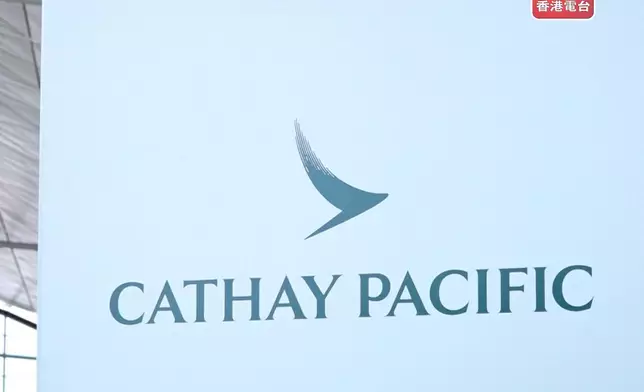 國泰指目前有足夠機師、機艙服務員及前線員工支持現有的航務運作，有信心持續培訓、晉升，及招聘計劃可滿足公司人手需求。（港台圖片）