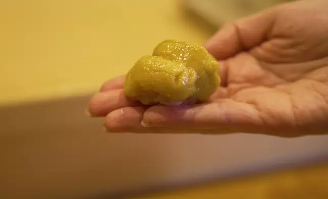 Lesley話手上面嘅海膽壽司好「重手」，咁即係好足料啦？！羨慕死人咩？！