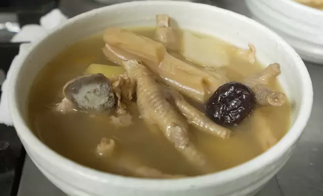 梁師傅話每日嘅員工餐，都必然有一碗靚湯。