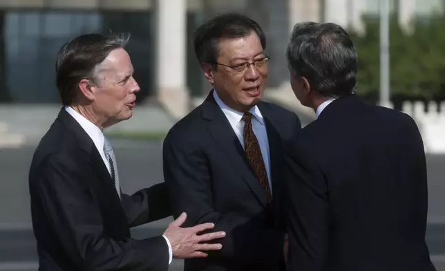 外交部北美大洋洲司司長楊濤、美國駐中國大使伯恩斯在機場迎接。