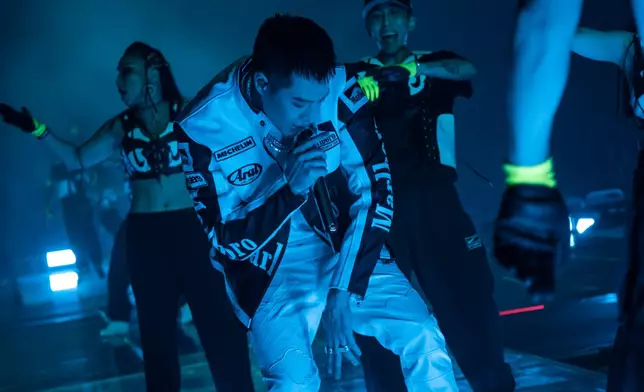 身為「甜食控」的他，不僅戒糖、戒澱粉、吃得健康，還每天抽空健身，身材顯得精壯不少，舉手投足都散發滿滿費洛蒙。