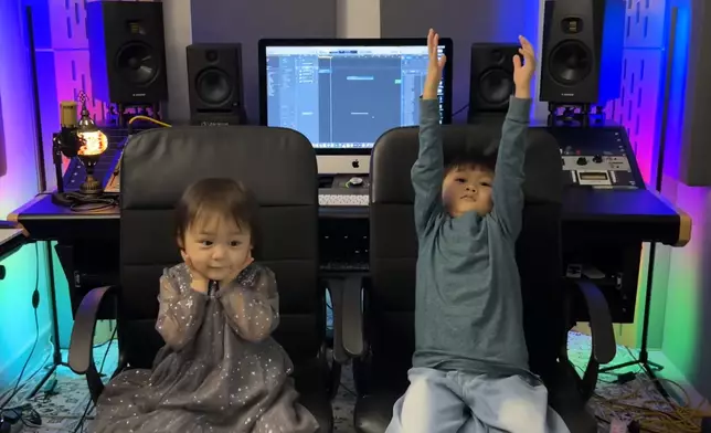 JNYBeatz忙住搵食，陪伴小朋友時間不多都令他心中有點愧疚，不過兩位小朋友好乖好錫呢位daddy，令佢都好安慰，好感動。