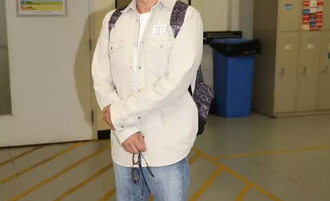 鄧兆榮以譚詠麟歌曲《孩兒》參賽。