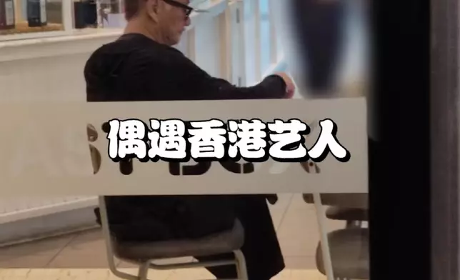 一頭白髮、亦浮現出頸紋皺紋，但依然男人味十足。