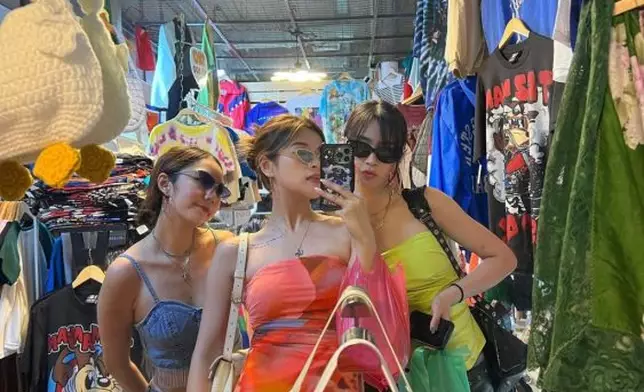 Christy（中）大晒泰國之旅靚相。