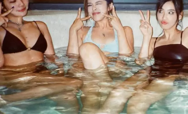 Christy（中）大晒水着照。