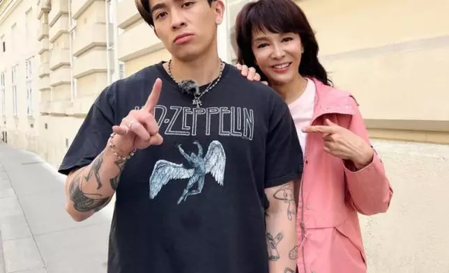 Tyson Yoshi當時身處維也納，與Do姐鄭裕玲（右）拍攝旅遊節目。