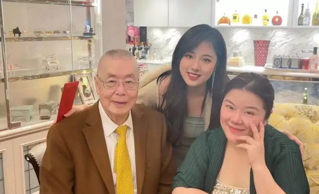 Nichole大晒國寶級鋼琴大師劉詩昆及太太孫穎的合照。