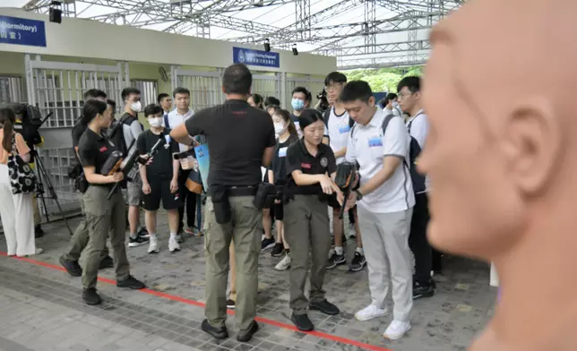 戰術訓練攤位展示不同武器裝備。