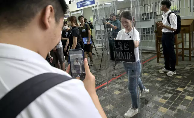 市民可手持盾牌一嚐「擋架」滋味。