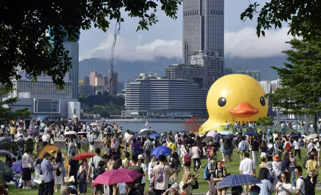 黃色橡皮鴨在維港展出的首個周日，觀鴨市民人山人海。