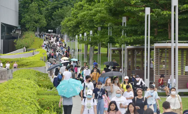 黃色橡皮鴨在維港展出的首個周日，觀鴨市民人山人海。