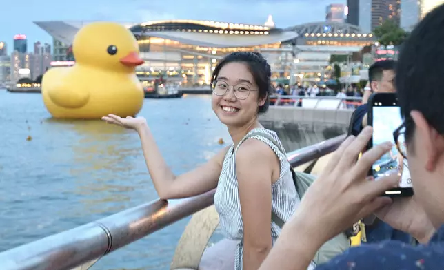 輕輕一托，托起黃鴨，得咗！