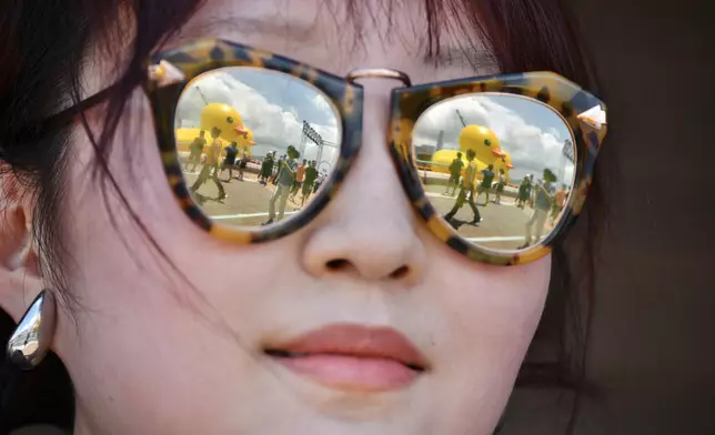 「漏氣」黃鴨復活，市民重回笑容。