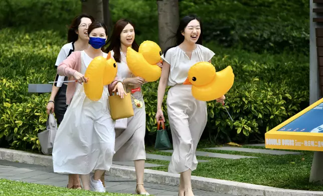 「漏氣」黃鴨復活，市民重回笑容。