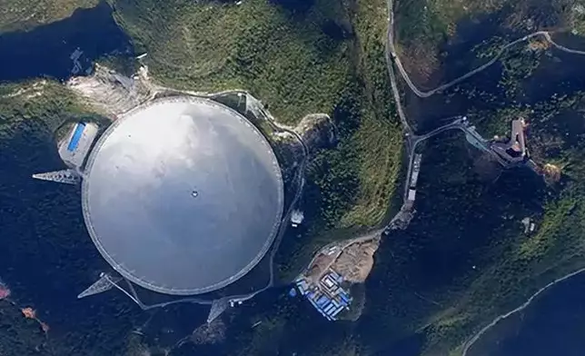 中國天眼是500米口徑球面無線電望遠鏡。