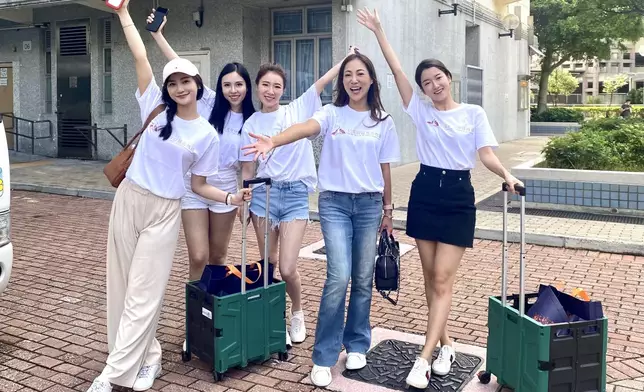 當日氣溫高達30度，幸成員都身穿白色仁美T-shirt輕裝上陣。