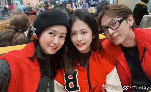 同媽媽一齊兩人顏值都相當搶眼！