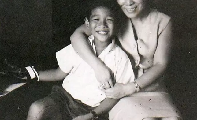 杜德智曾分享過與媽媽張露的舊照。