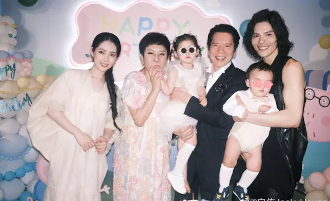 向華強兒子向佐，跟台灣女星郭碧婷2019年結婚，之後誕下一女一子。