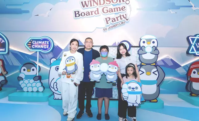 劉鑾雄先生、劉陳凱韻女士、劉秀樺、劉仲學與劉秀兒出席皇室堡的《WINDSOR Board Game Party》開幕活動。