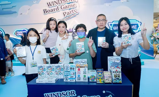 劉鑾雄先生、劉陳凱韻女士、劉秀樺、劉仲學與劉秀兒在「Jiuga Games」攤位推介由劉仲學設計的《Arctic Party》。
