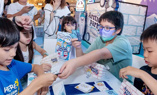 劉仲學成立遊戲品牌「BJ Games」開發卡牌桌遊《Arctic Party》，融入全球暖化概念，拯救北極熊與小企鵝。